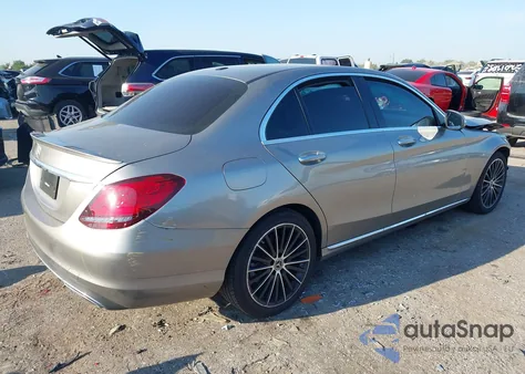 2019 Mercedes-Benz C 300 z USA, uszkodzony, nr VIN 55SWF8DB1KU308526